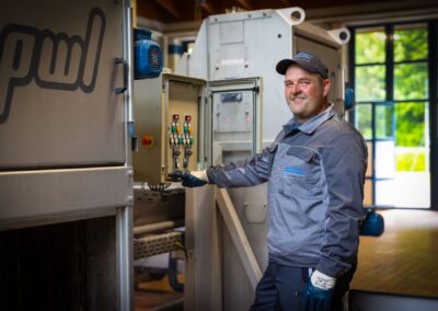 Mitarbeiter am Schaltkasten der Rechenanlage