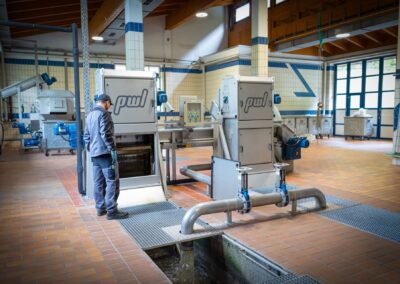 Rechenhalle mit zwei Rechenanlagen und einem Mitarbeiter