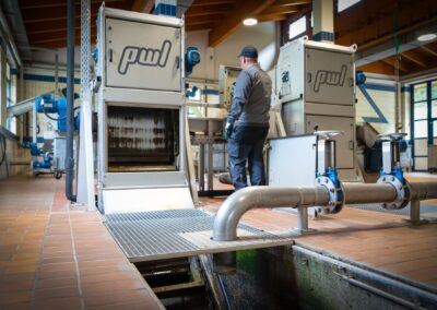 Mitarbeiter kontrolliert die Rechenanlage in der Rechenhalle
