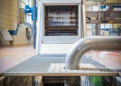 Rechenanlage mit Gitterrost über der Zulaufrinne