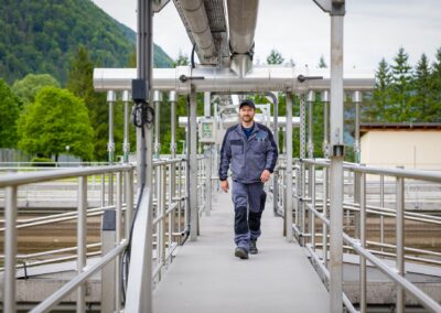 Mitarbeiter geht über den Steg zwischen den Belebungsbecken