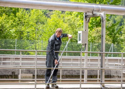 Probenahme am Belebungsbecken mit der Schöpfstange
