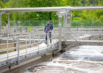 Mitarbeiter auf der Brücke über dem belüfteten Belebungsbecken