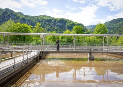 Belebungsbecken mit Brücke und Bergkulisse