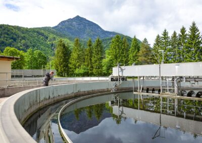 Nachklärbecken mit Räumerbrücke vor Bergkulisse