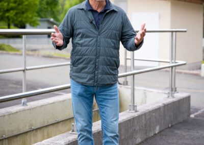 Mitarbeiter steht vor den Becken der Kläranlage