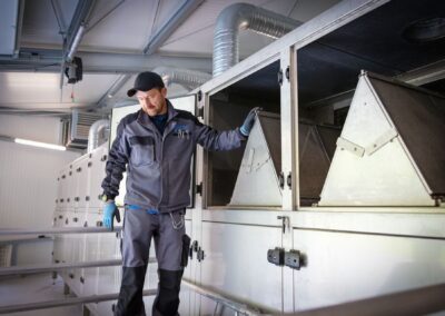 Mitarbeiter an der geöffneten Kammer des Klärschlammtrockners