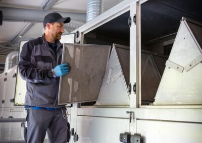 Mitarbeiter entnimmt eine Filtermatte aus dem Klärschlammtrockner