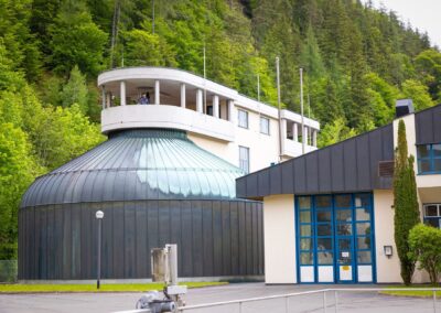 Faulturm und Betriebsgebäude der Kläranlage