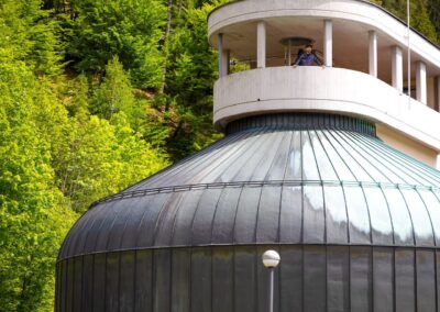 Der Faulturm mit Kuppel vor dem bewaldeten Hang