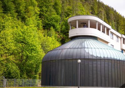 Faulturm mit Kuppel und Plattform vor dem Waldhang