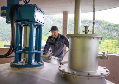 Mitarbeiter an den Armaturen auf der Plattform des Faulturms