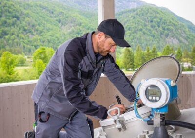 Mitarbeiter liest ein Messgerät auf dem Faulturm ab