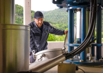 Mitarbeiter bei Arbeiten am Antrieb auf dem Faulturm