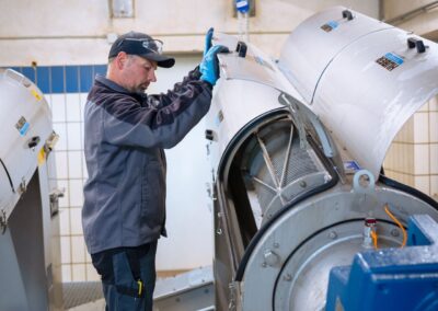 Mitarbeiter kontrolliert die Faulturmpumpe
