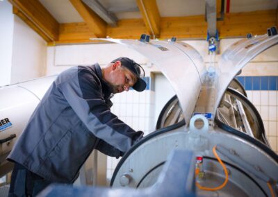 Mitarbeiter bei Wartungsarbeiten an einer Maschine im Maschinenraum