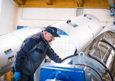 Mitarbeiter arbeitet an der Faulturmpumpe