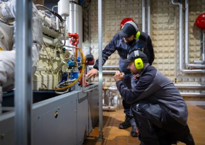 Mitarbeiter bei der Wartung des Biogasaggregats