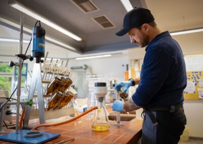 Laborarbeit mit Filtration an der Laborbank