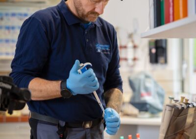 Mitarbeiter pipettiert eine Probe im Labor