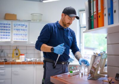 Mitarbeiter bei der Analyse von Proben im Labor