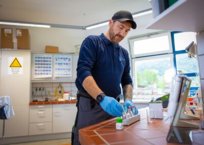 Mitarbeiter bereitet Proben für die Messung vor