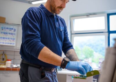 Mitarbeiter bei Laborarbeiten an der Laborbank