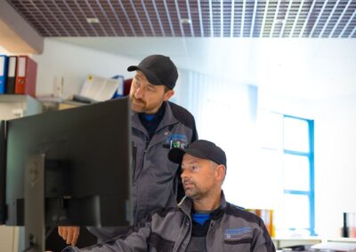 Mitarbeiter überwacht die Anlage am Bildschirm