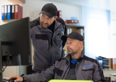 Mitarbeiter in der Leitwarte an den Monitoren