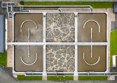 Belebungsbecken senkrecht von oben mit Räumerbrücken und belüfteten Becken