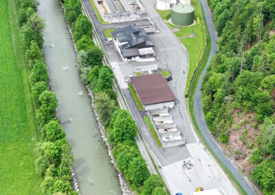 Die langgestreckte Kläranlage entlang der Großache von oben