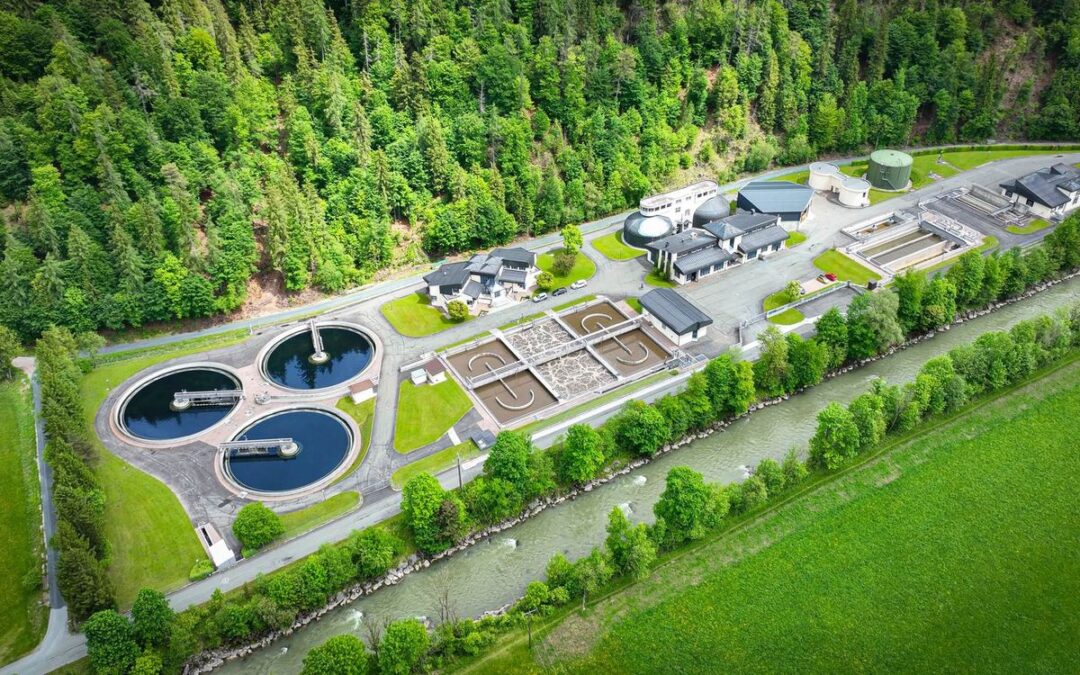 Luftaufnahme der Kläranlage Großache Nord zwischen Wald und Großache