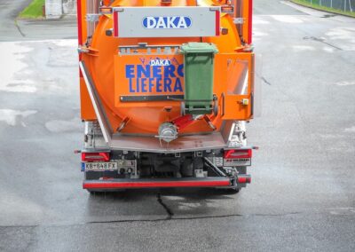 Sammelfahrzeug für Speisereste bei der Anlieferung
