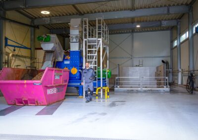 Halle der Bioaufbereitungsanlage mit Container und Anlagenteilen