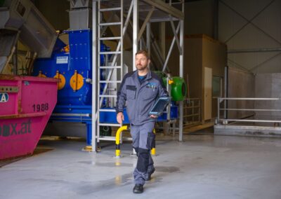 Mitarbeiter in der Halle der Bioaufbereitungsanlage