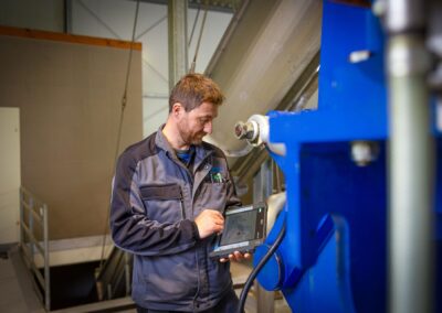 Mitarbeiter bedient die Anlage per Tablet