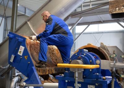 Mitarbeiter bei Wartungsarbeiten an der Aufbereitungsmaschine