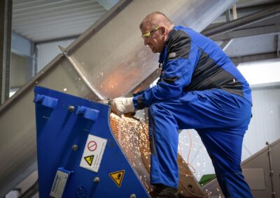 Schleifarbeiten mit Funkenflug an der Aufbereitungsanlage