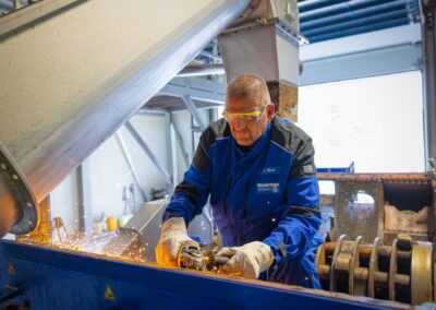 Mitarbeiter mit Schutzbrille bei Schleifarbeiten