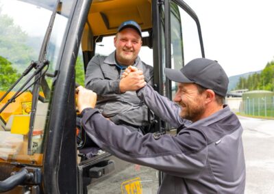 Zwei Mitarbeiter am Radlader
