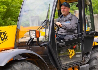 Mitarbeiter im Führerhaus des Radladers