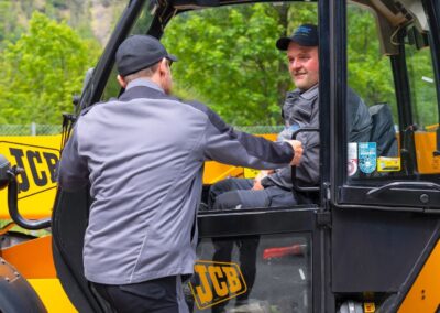 Mitarbeiter steigt in den Radlader