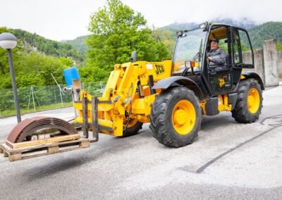 Radlader transportiert eine Palette über das Betriebsgelände