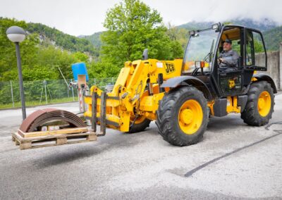 Radlader mit Palette auf dem Betriebsgelände