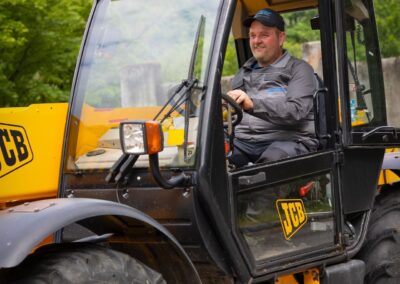 Mitarbeiter am Steuer des Radladers