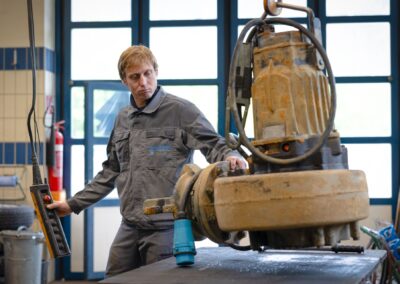 Mitarbeiter repariert eine Tauchpumpe in der Werkstatt