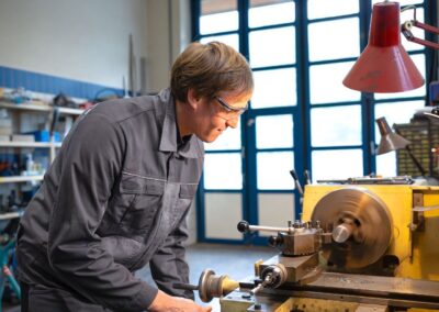 Mitarbeiter an der Drehbank in der Werkstatt