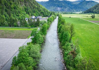 Luftaufnahme der Großache, im Hintergrund die Kläranlage Großache Nord und die Berge