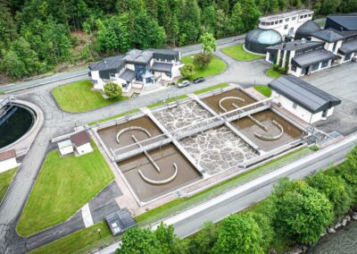 Luftaufnahme der Kläranlage Großache Nord mit Belebungsbecken, Nachklärbecken und Betriebsgebäuden
